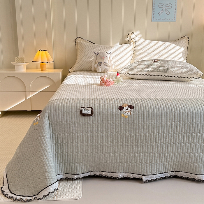 91家纺网 家纺一手货源 找家纺 贝凯瑞 2026新款水洗皱皱纱双层纱云朵棉三层夹棉绗绣刺绣小花边单件三件床盖 软萌小狗