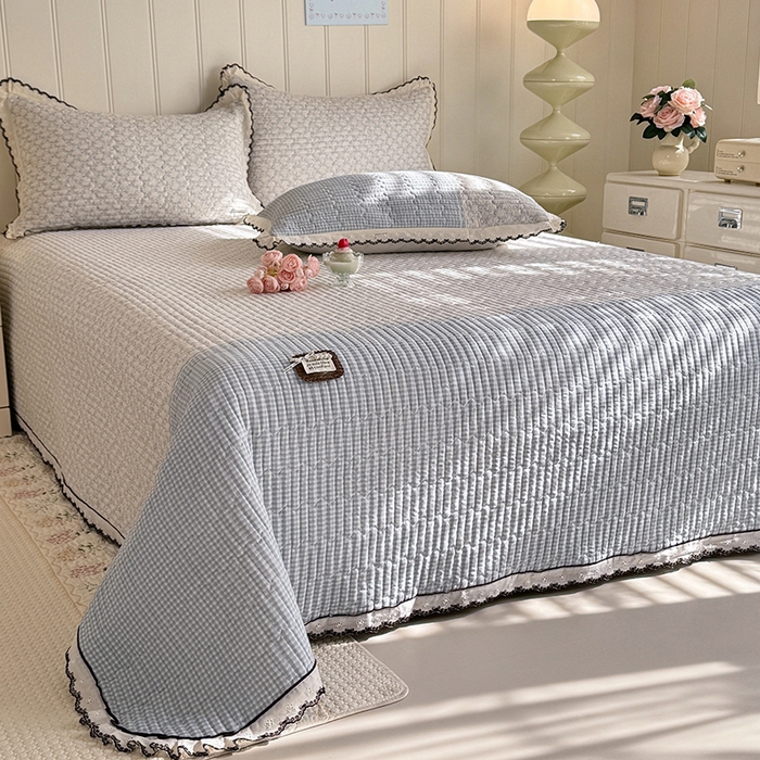 91家纺网 家纺一手货源 找家纺 贝凯瑞 2026新款水洗皱皱纱双层纱云朵棉三层夹棉绗绣刺绣小花边单件三件床盖 海盐气泡