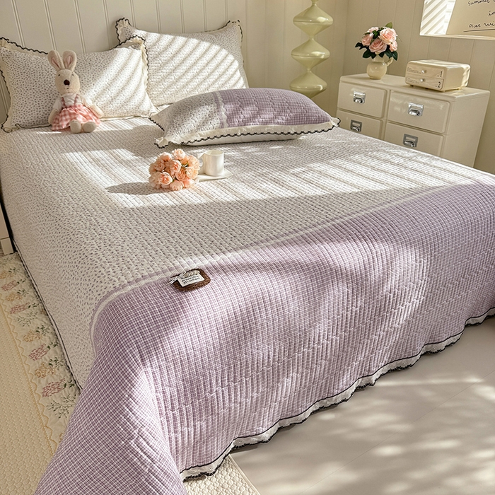 91家纺网 家纺一手货源 找家纺 贝凯瑞 2026新款水洗皱皱纱双层纱云朵棉三层夹棉绗绣刺绣小花边单件三件床盖 芋泥奶冻