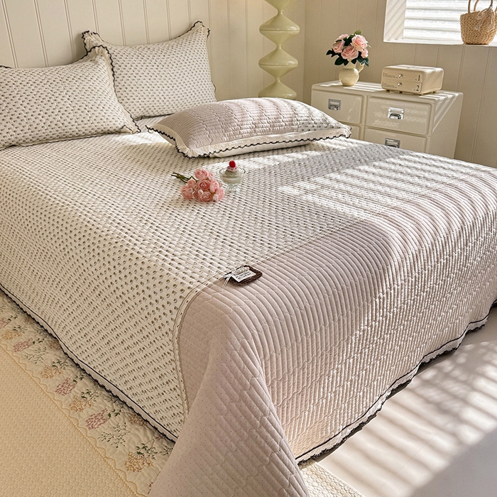 91家纺网 家纺一手货源 找家纺 贝凯瑞 2026新款水洗皱皱纱双层纱云朵棉三层夹棉绗绣刺绣小花边单件三件床盖 奶咖碎梦