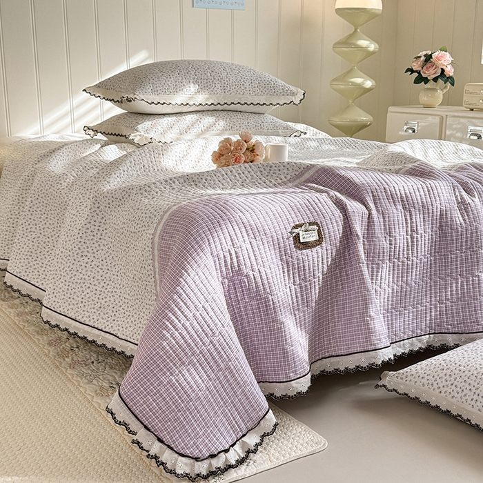 91家纺网 家纺一手货源 找家纺 贝凯瑞 2026新款水洗皱皱纱双层纱云朵棉三层夹棉绗绣刺绣小花边单件三件床盖 芋泥奶冻