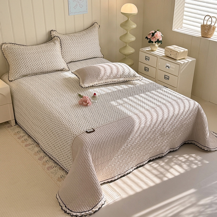 91家纺网 家纺一手货源 找家纺 贝凯瑞 2026新款水洗皱皱纱双层纱云朵棉三层夹棉绗绣刺绣小花边单件三件床盖 奶咖碎梦