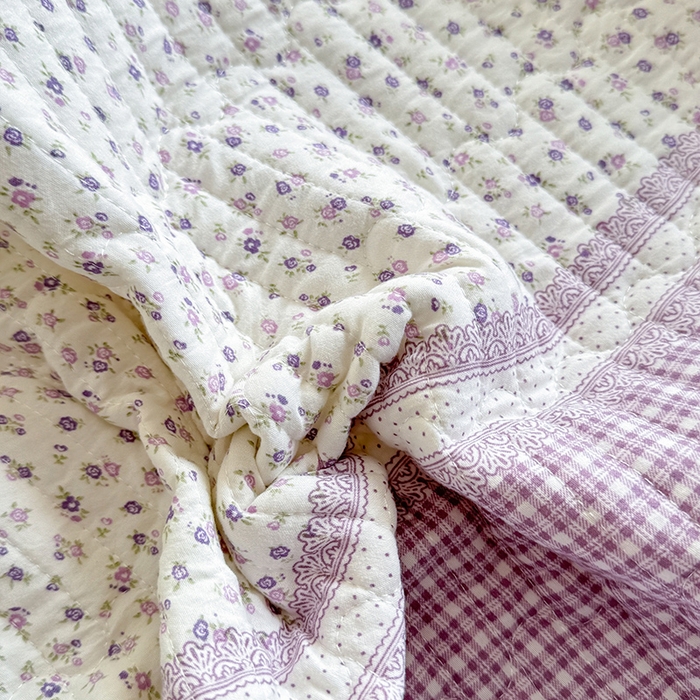 91家纺网 家纺一手货源 找家纺 贝凯瑞 2026新款水洗皱皱纱双层纱云朵棉三层夹棉绗绣刺绣小花边单件三件床盖 芋泥奶冻