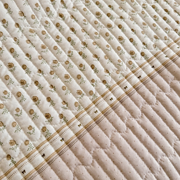 91家纺网 家纺一手货源 找家纺 贝凯瑞 2026新款水洗皱皱纱双层纱云朵棉三层夹棉绗绣刺绣小花边单件三件床盖 奶咖碎梦