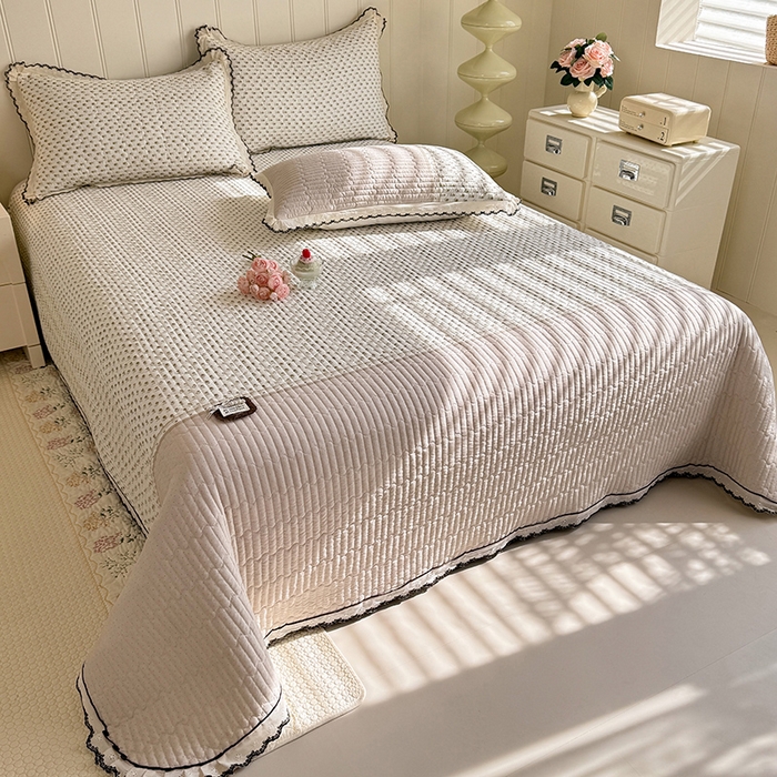 91家纺网 家纺一手货源 找家纺 贝凯瑞 2026新款水洗皱皱纱双层纱云朵棉三层夹棉绗绣刺绣小花边单件三件床盖 奶咖碎梦