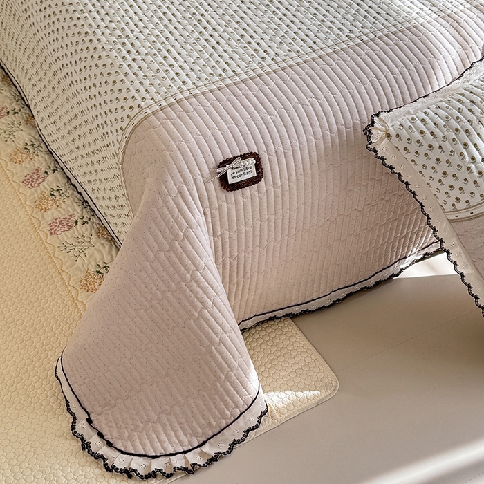 91家纺网 家纺一手货源 找家纺 贝凯瑞 2026新款水洗皱皱纱双层纱云朵棉三层夹棉绗绣刺绣小花边单件三件床盖 奶咖碎梦