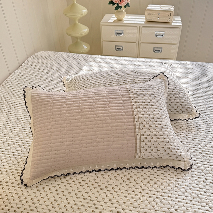 91家纺网 家纺一手货源 找家纺 贝凯瑞 2026新款水洗皱皱纱双层纱云朵棉三层夹棉绗绣刺绣小花边单件三件床盖 奶咖碎梦