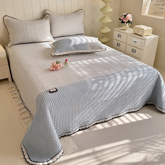 91家纺网 家纺一手货源 找家纺 贝凯瑞 2026新款水洗皱皱纱双层纱云朵棉三层夹棉绗绣刺绣小花边单件三件床盖 海盐气泡