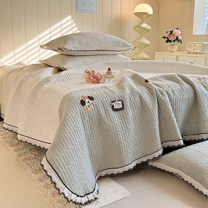 91家纺网 家纺一手货源 找家纺 贝凯瑞 2026新款水洗皱皱纱双层纱云朵棉三层夹棉绗绣刺绣小花边单件三件床盖 软萌小狗