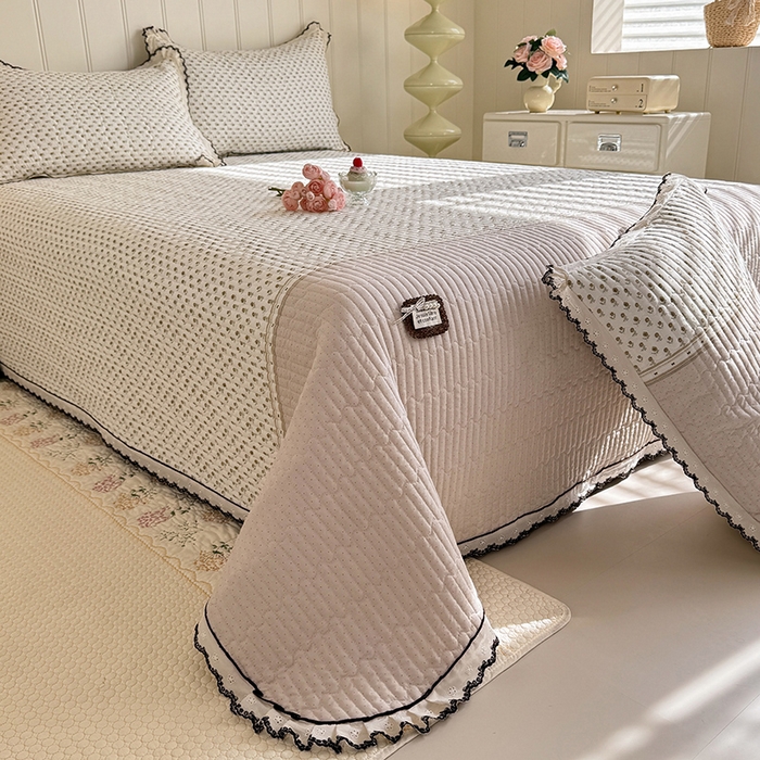 91家纺网 家纺一手货源 找家纺 贝凯瑞 2026新款水洗皱皱纱双层纱云朵棉三层夹棉绗绣刺绣小花边单件三件床盖 奶咖碎梦