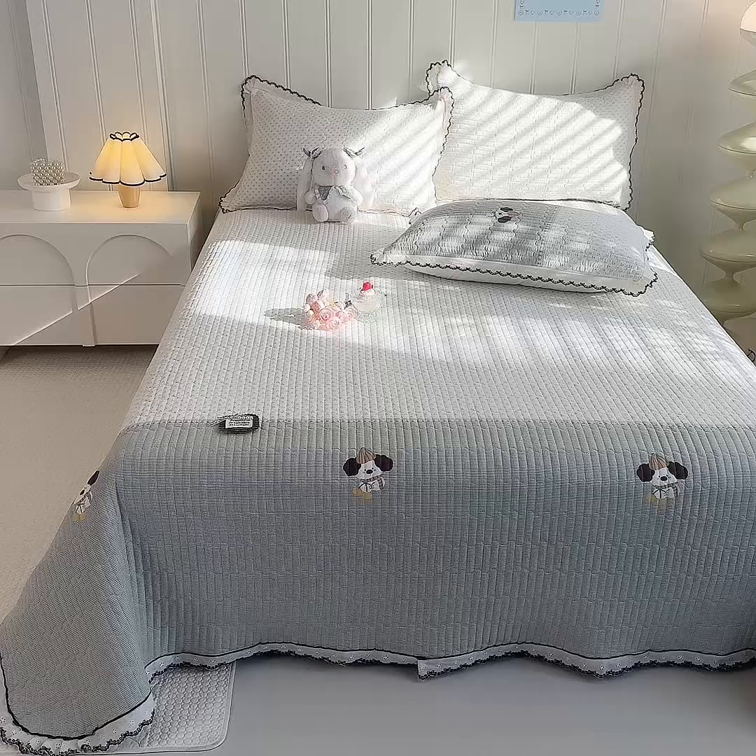 91家纺网 家纺一手货源 找家纺 贝凯瑞 2026新款水洗皱皱纱双层纱云朵棉三层夹棉绗绣刺绣小花边单件三件床盖 软萌小狗