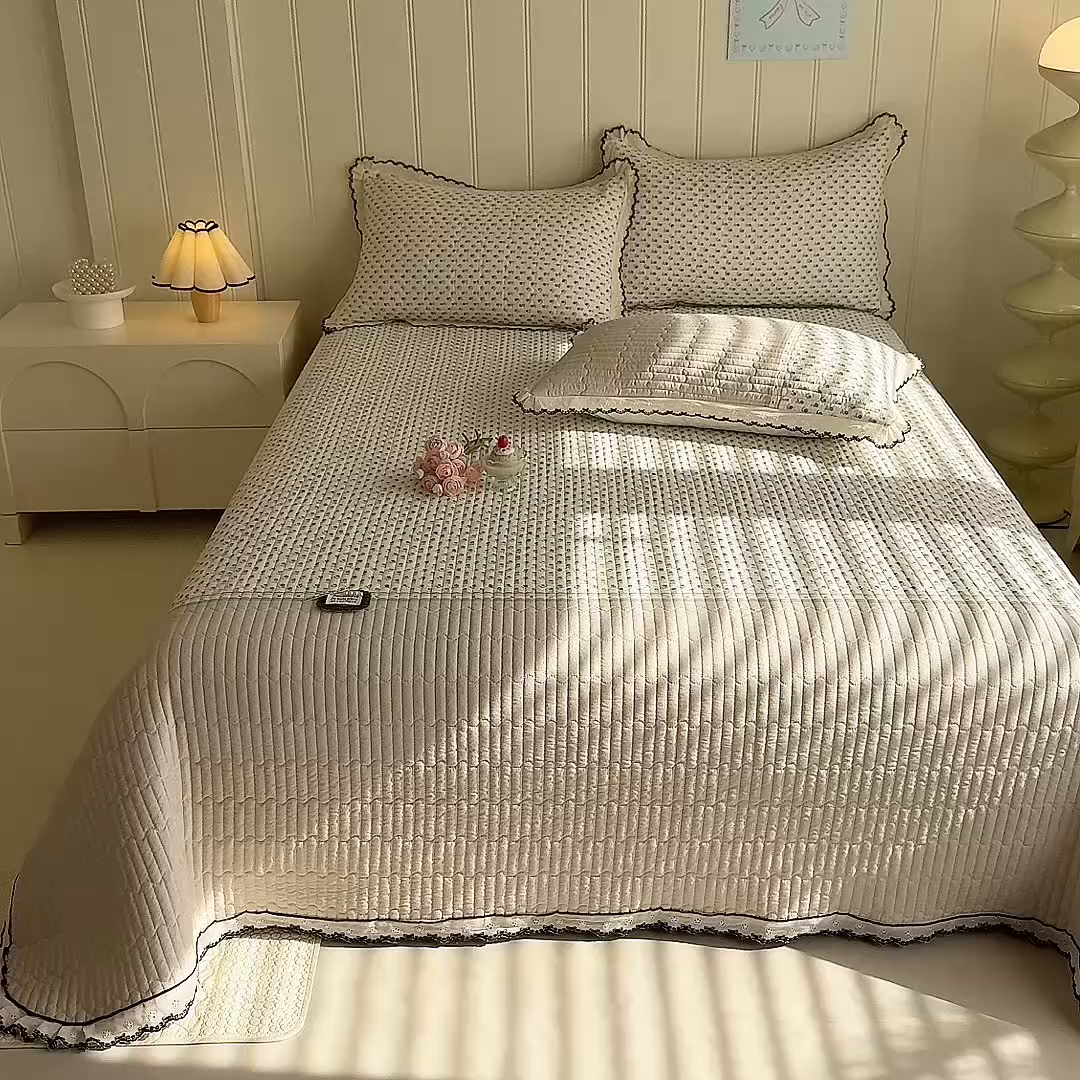 91家纺网 家纺一手货源 找家纺 贝凯瑞 2026新款水洗皱皱纱双层纱云朵棉三层夹棉绗绣刺绣小花边单件三件床盖 奶咖碎梦