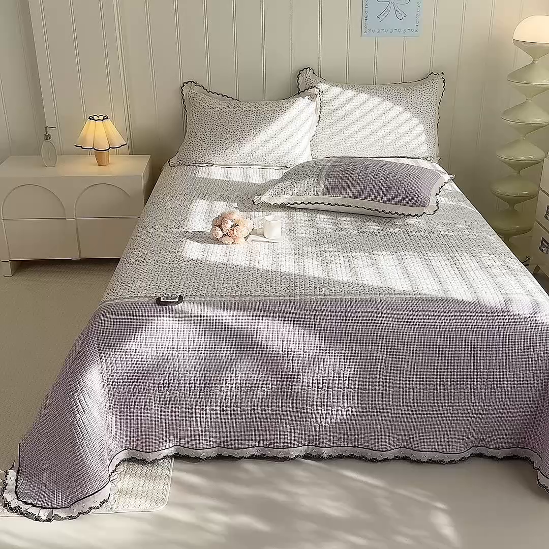 91家纺网 家纺一手货源 找家纺 贝凯瑞 2026新款水洗皱皱纱双层纱云朵棉三层夹棉绗绣刺绣小花边单件三件床盖 芋泥奶冻