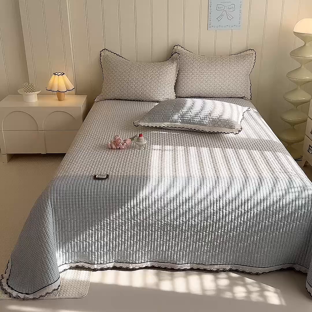 91家纺网 家纺一手货源 找家纺 贝凯瑞 2026新款水洗皱皱纱双层纱云朵棉三层夹棉绗绣刺绣小花边单件三件床盖 海盐气泡