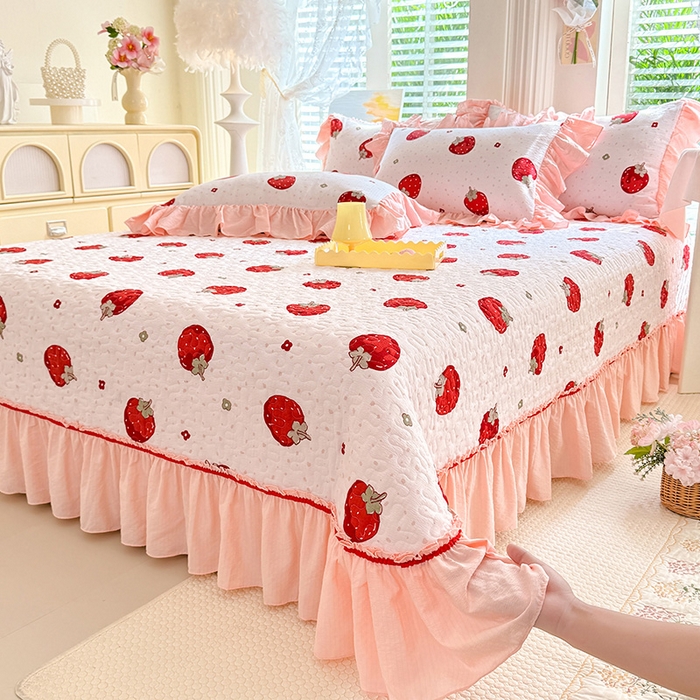 91家纺网 家纺一手货源 找家纺 贝凯瑞 2026新款双层纱水洗棉法式复古花边床盖单件三件四件套-甜心 甜心草莓