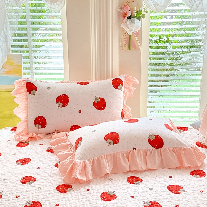 91家纺网 家纺一手货源 找家纺 贝凯瑞 2026新款双层纱水洗棉法式复古花边床盖单件三件四件套-甜心 甜心草莓