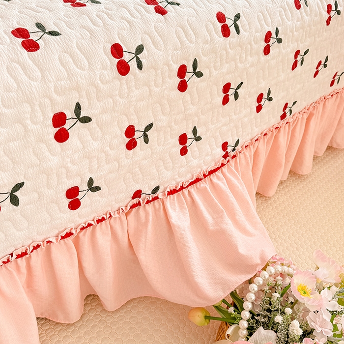 91家纺网 家纺一手货源 找家纺 贝凯瑞 2026新款双层纱水洗棉法式复古花边床盖单件三件四件套-甜心 甜心樱桃