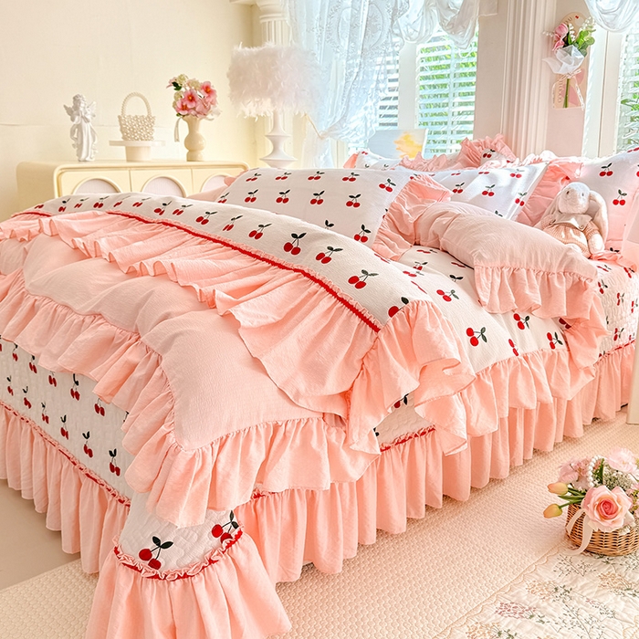 91家纺网 家纺一手货源 找家纺 贝凯瑞 2026新款双层纱水洗棉法式复古花边床盖单件三件四件套-甜心 甜心樱桃