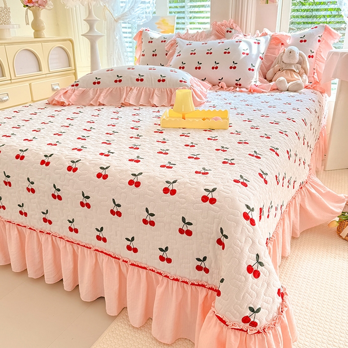 91家纺网 家纺一手货源 找家纺 贝凯瑞 2026新款双层纱水洗棉法式复古花边床盖单件三件四件套-甜心 甜心樱桃