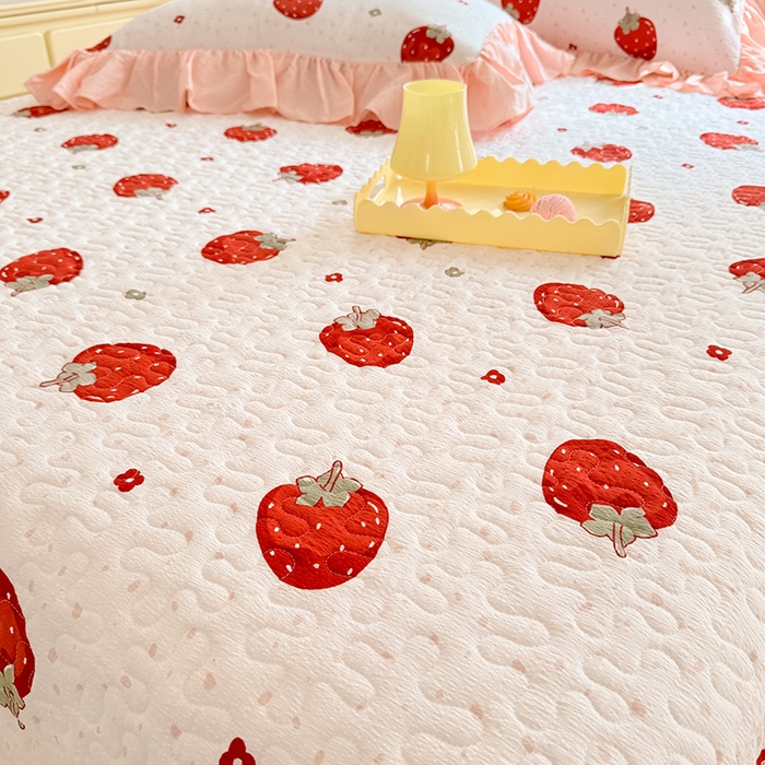 91家纺网 家纺一手货源 找家纺 贝凯瑞 2026新款双层纱水洗棉法式复古花边床盖单件三件四件套-甜心 甜心草莓