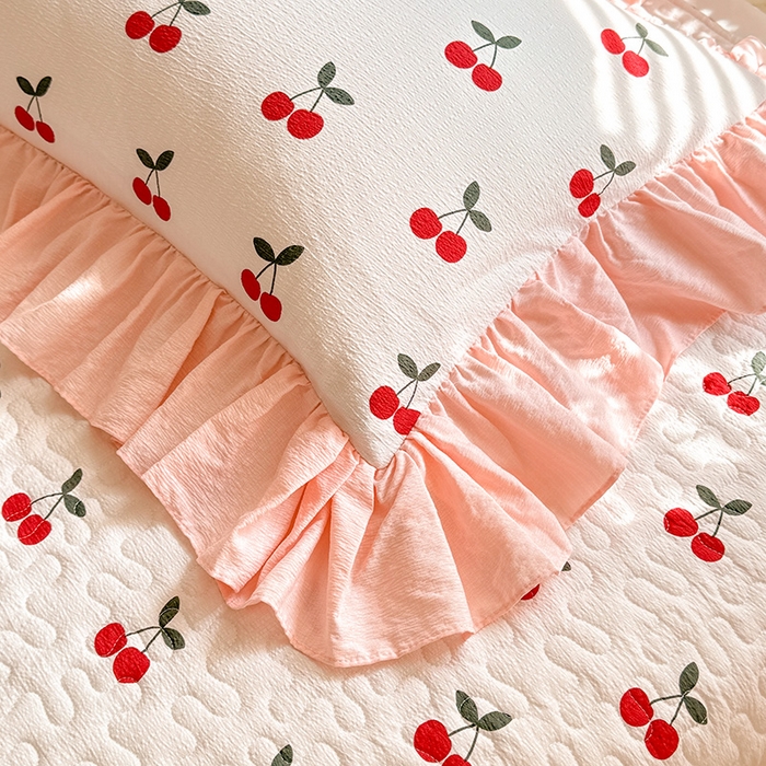 91家纺网 家纺一手货源 找家纺 贝凯瑞 2026新款双层纱水洗棉法式复古花边床盖单件三件四件套-甜心 甜心樱桃