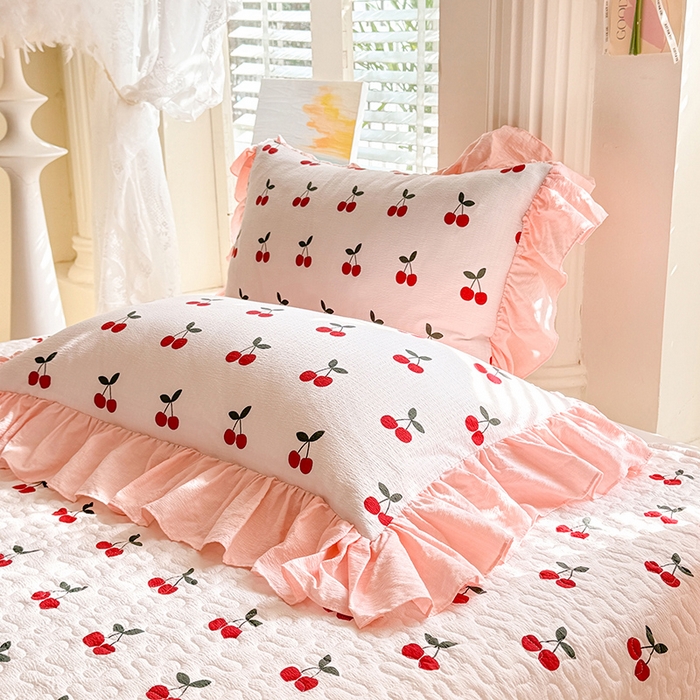 91家纺网 家纺一手货源 找家纺 贝凯瑞 2026新款双层纱水洗棉法式复古花边床盖单件三件四件套-甜心 甜心樱桃