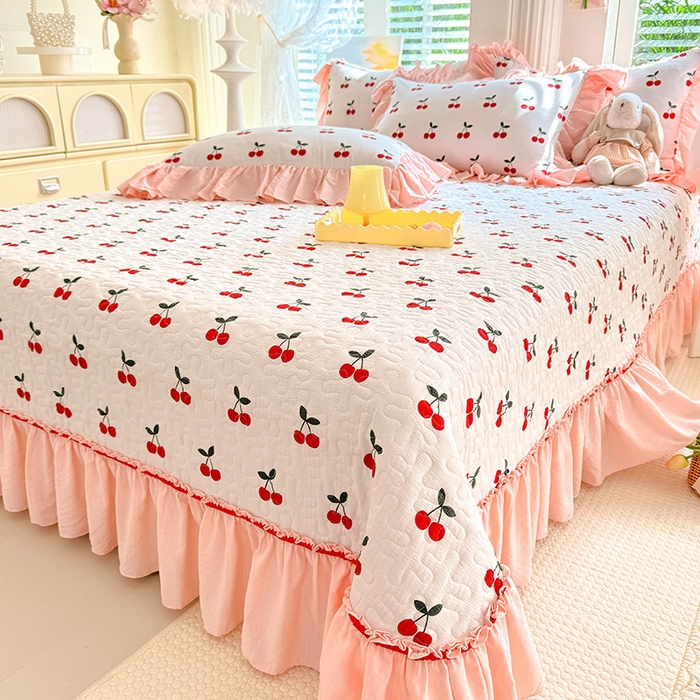 91家纺网 家纺一手货源 找家纺 贝凯瑞 2026新款双层纱水洗棉法式复古花边床盖单件三件四件套-甜心 甜心樱桃