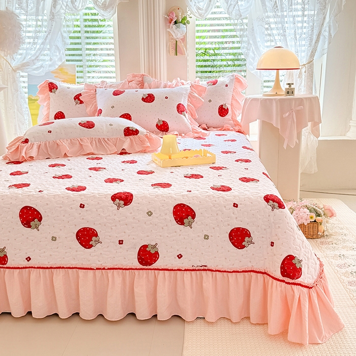 91家纺网 家纺一手货源 找家纺 贝凯瑞 2026新款双层纱水洗棉法式复古花边床盖单件三件四件套-甜心 甜心草莓
