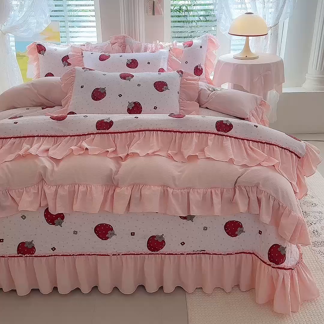 91家纺网 家纺一手货源 找家纺 贝凯瑞 2026新款双层纱水洗棉法式复古花边床盖单件三件四件套-甜心 甜心草莓
