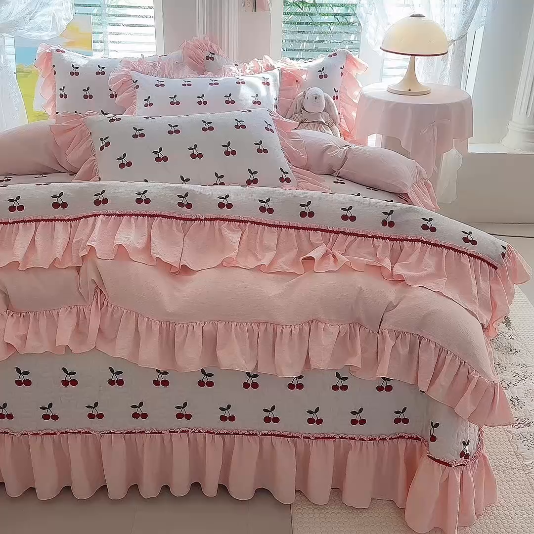 91家纺网 家纺一手货源 找家纺 贝凯瑞 2026新款双层纱水洗棉法式复古花边床盖单件三件四件套-甜心 甜心樱桃