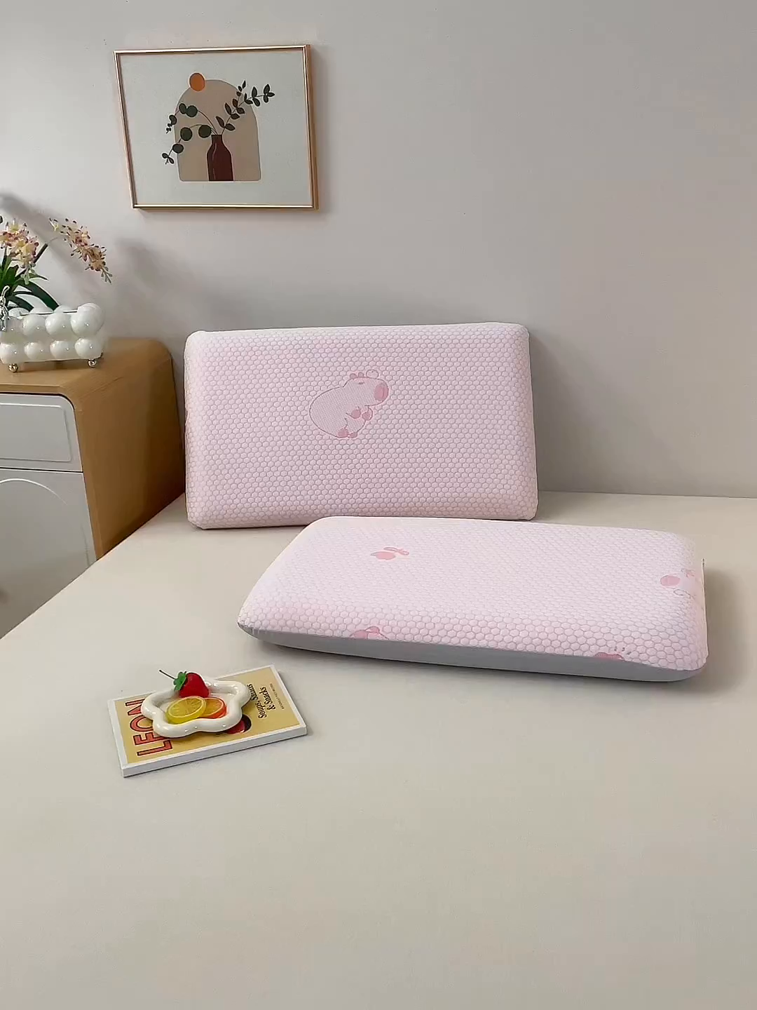 91家纺网 家纺一手货源 找家纺 翎盈家纺 2026新款春夏冰豆豆深睡枕专用枕套面包记忆枕枕头套 卡皮巴拉粉