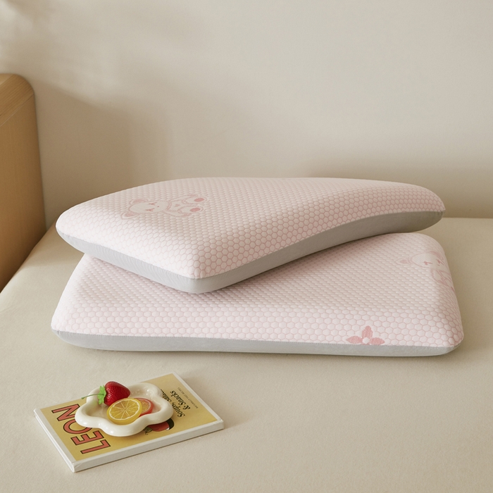 91家纺网 家纺一手货源 找家纺 翎盈家纺 2026新款春夏冰豆豆深睡枕专用枕套面包记忆枕枕头套 小熊粉