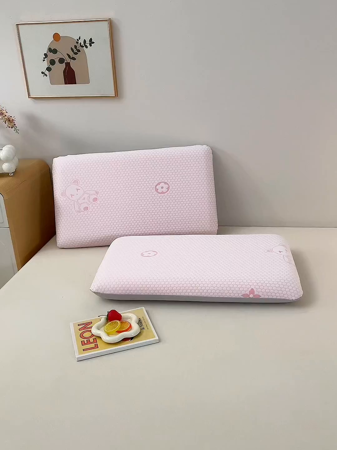 91家纺网 家纺一手货源 找家纺 翎盈家纺 2026新款春夏冰豆豆深睡枕专用枕套面包记忆枕枕头套 小熊粉