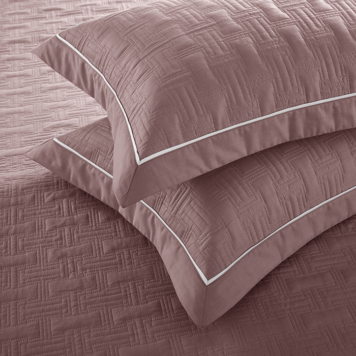 91家纺网 家纺一手货源 找家纺 优乐家纺 2026新款双面全棉斜纹绗绣加厚床盖（夏被加厚保暖床单）唐顿系列三件套 唐顿-魅力豆沙