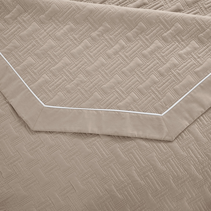 91家纺网 家纺一手货源 找家纺 优乐家纺 2026新款双面全棉斜纹绗绣加厚床盖（夏被加厚保暖床单）唐顿系列三件套 唐顿-都市驼