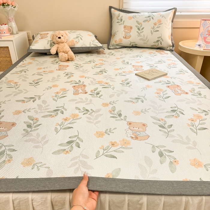 91家纺网 家纺一手货源 找家纺 沐慕 2026新款小清新凉感丝乳胶凉席三件套 碎花小猫