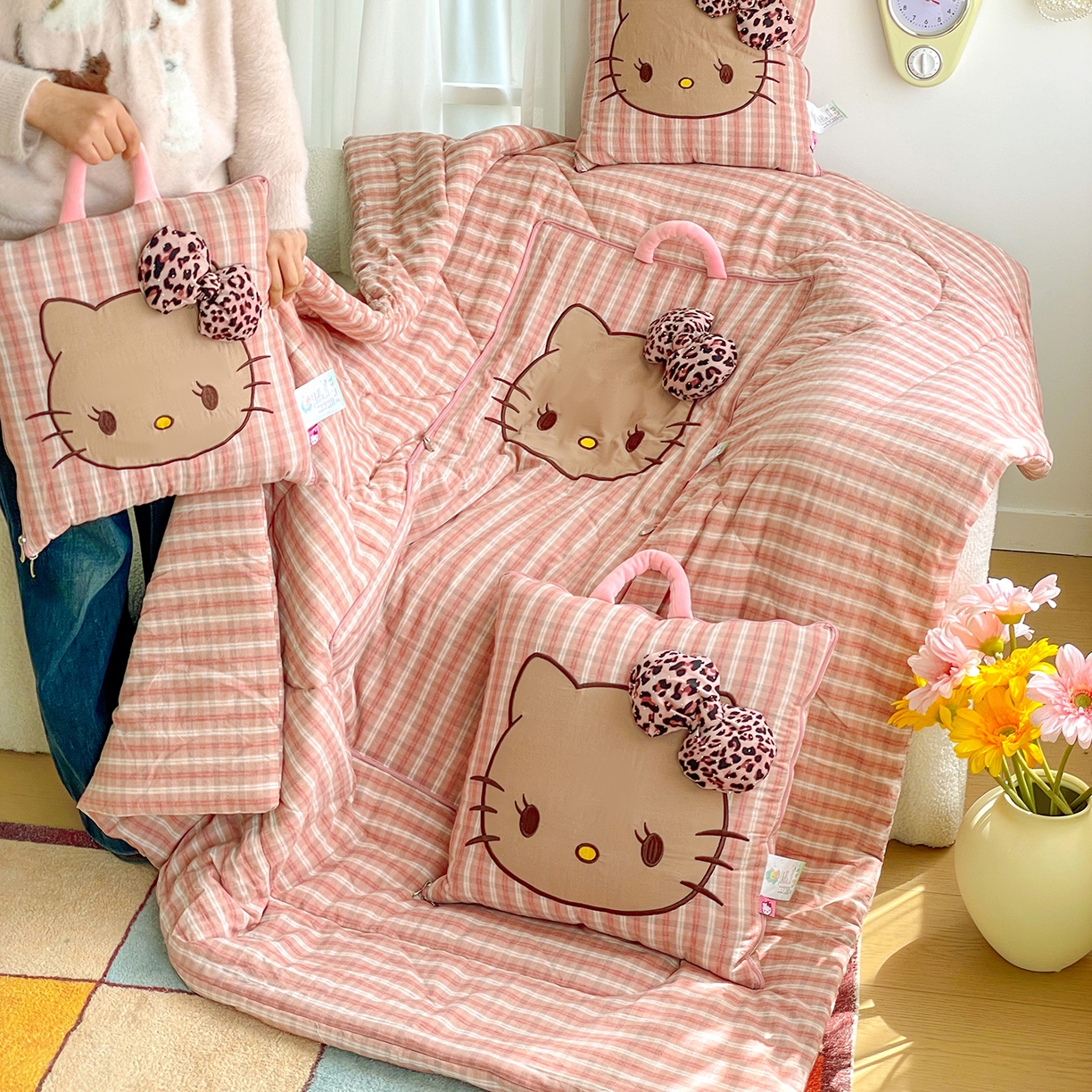 91家纺网 家纺一手货源 找家纺 古本家居 2026新款立体蝴蝶结全棉KT抱枕被 立体蝴蝶结全棉KT粉格