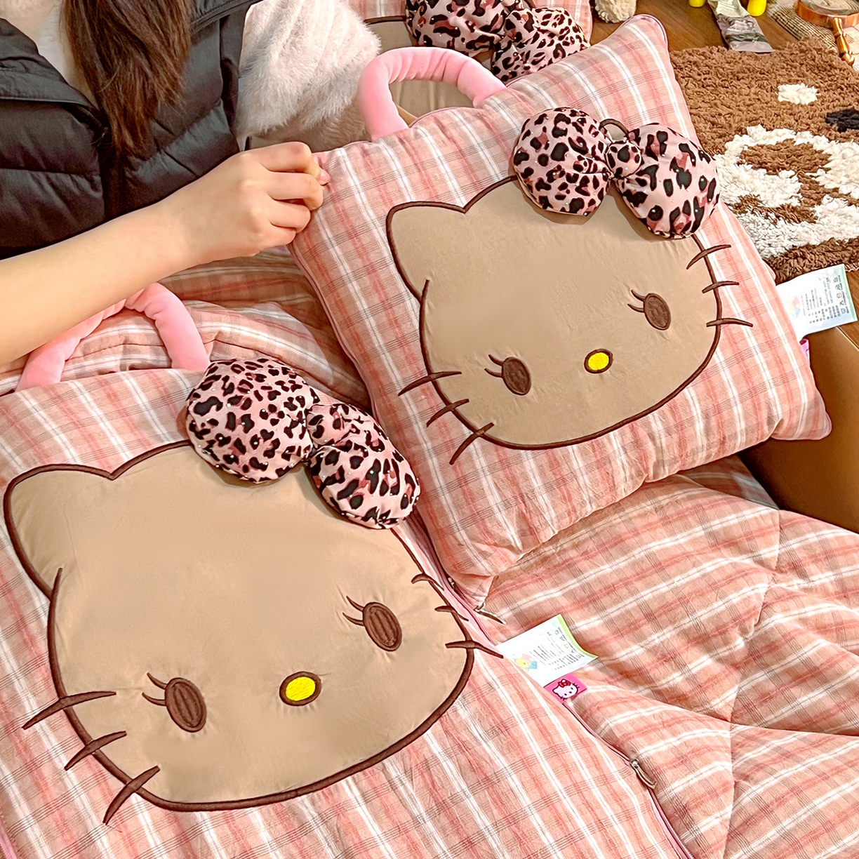 91家纺网 家纺一手货源 找家纺 古本家居 2026新款立体蝴蝶结全棉KT抱枕被 立体蝴蝶结全棉KT粉格