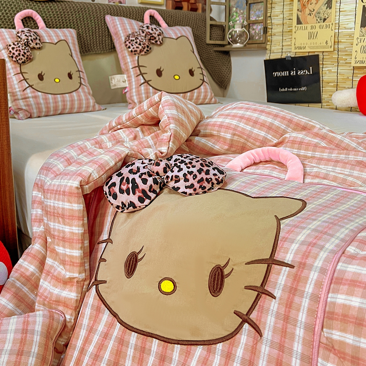 91家纺网 家纺一手货源 找家纺 古本家居 2026新款立体蝴蝶结全棉KT抱枕被 立体蝴蝶结全棉KT粉格