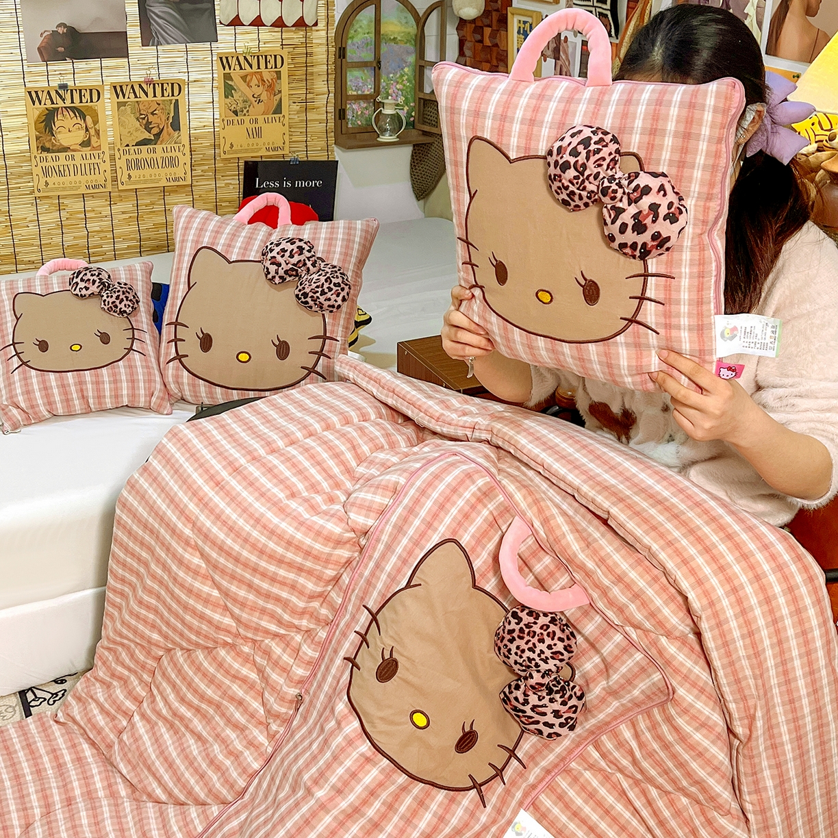 91家纺网 家纺一手货源 找家纺 古本家居 2026新款立体蝴蝶结全棉KT抱枕被 立体蝴蝶结全棉KT粉格