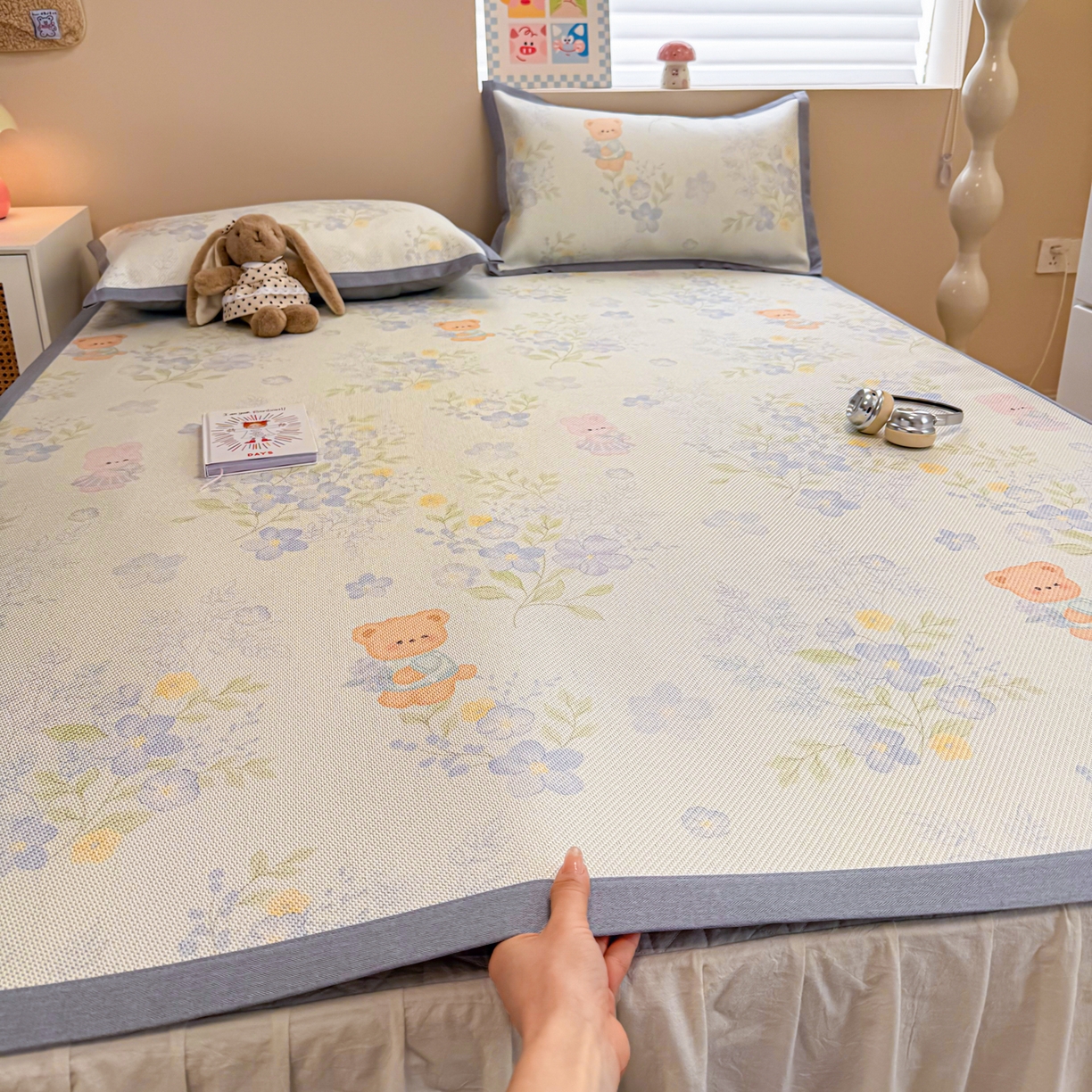 91家纺网 家纺一手货源 找家纺 沐慕 2026新款高克重600D冰丝印花冰藤席 冰藤-蓝花小熊