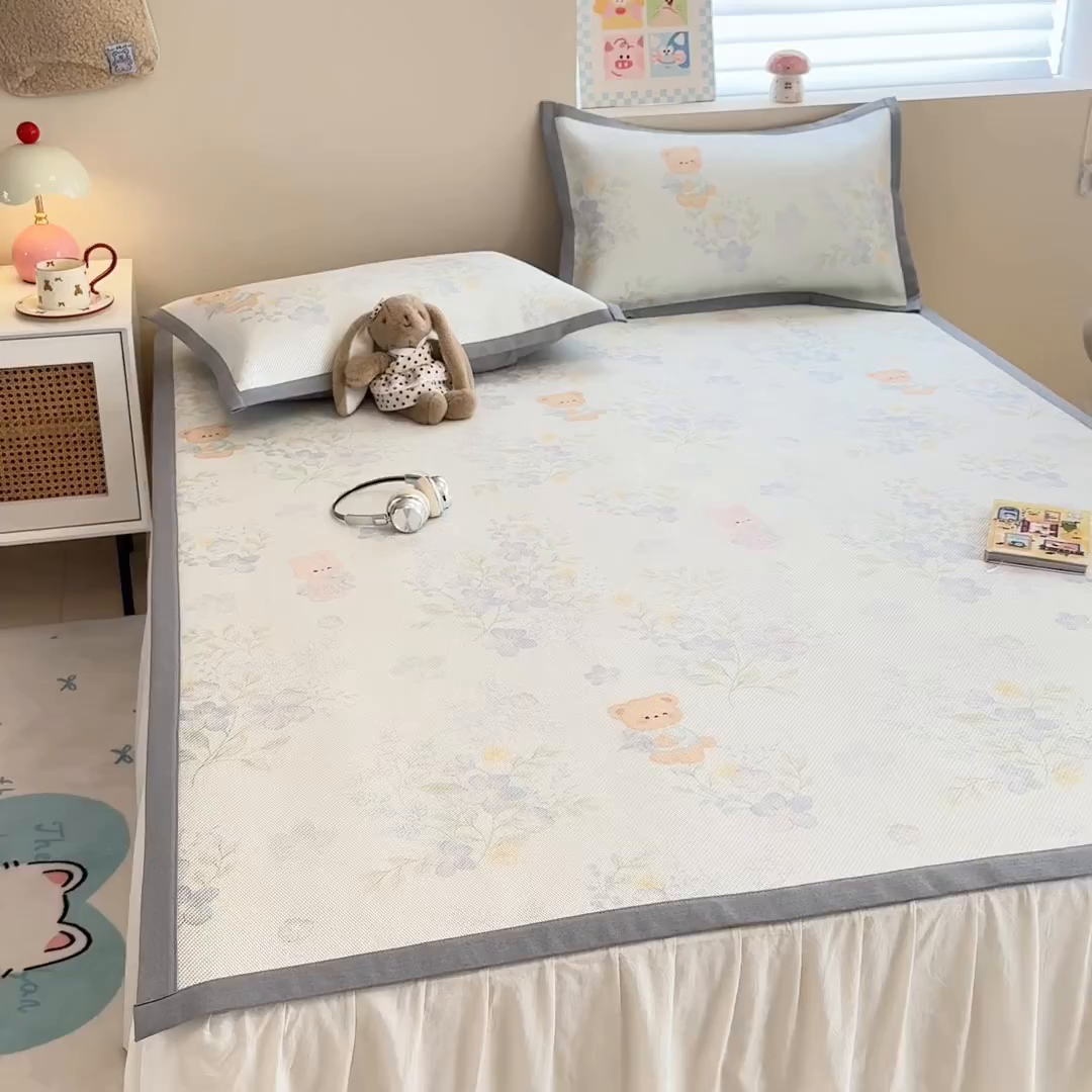 91家纺网 家纺一手货源 找家纺 沐慕 2026新款高克重600D冰丝印花冰藤席 冰藤-蓝花小熊