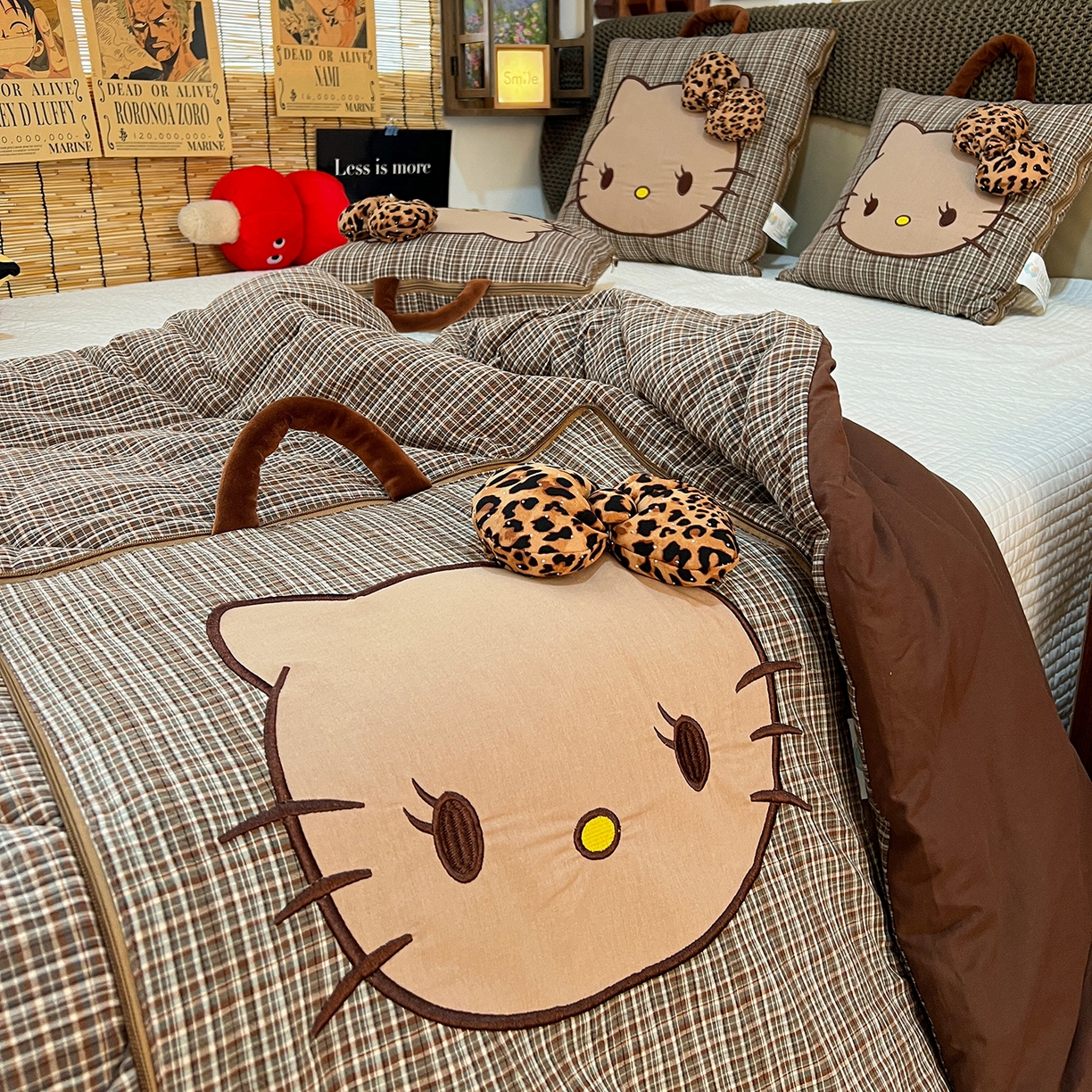 91家纺网 家纺一手货源 找家纺 古本家居 2026新款立体蝴蝶结全棉KT抱枕被 立体蝴蝶结全棉KT咖格