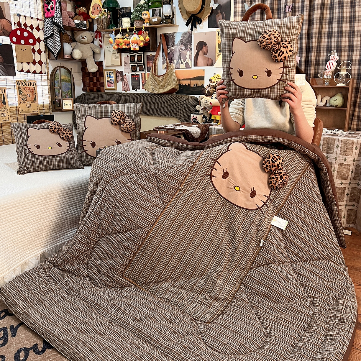 91家纺网 家纺一手货源 找家纺 古本家居 2026新款立体蝴蝶结全棉KT抱枕被 立体蝴蝶结全棉KT咖格