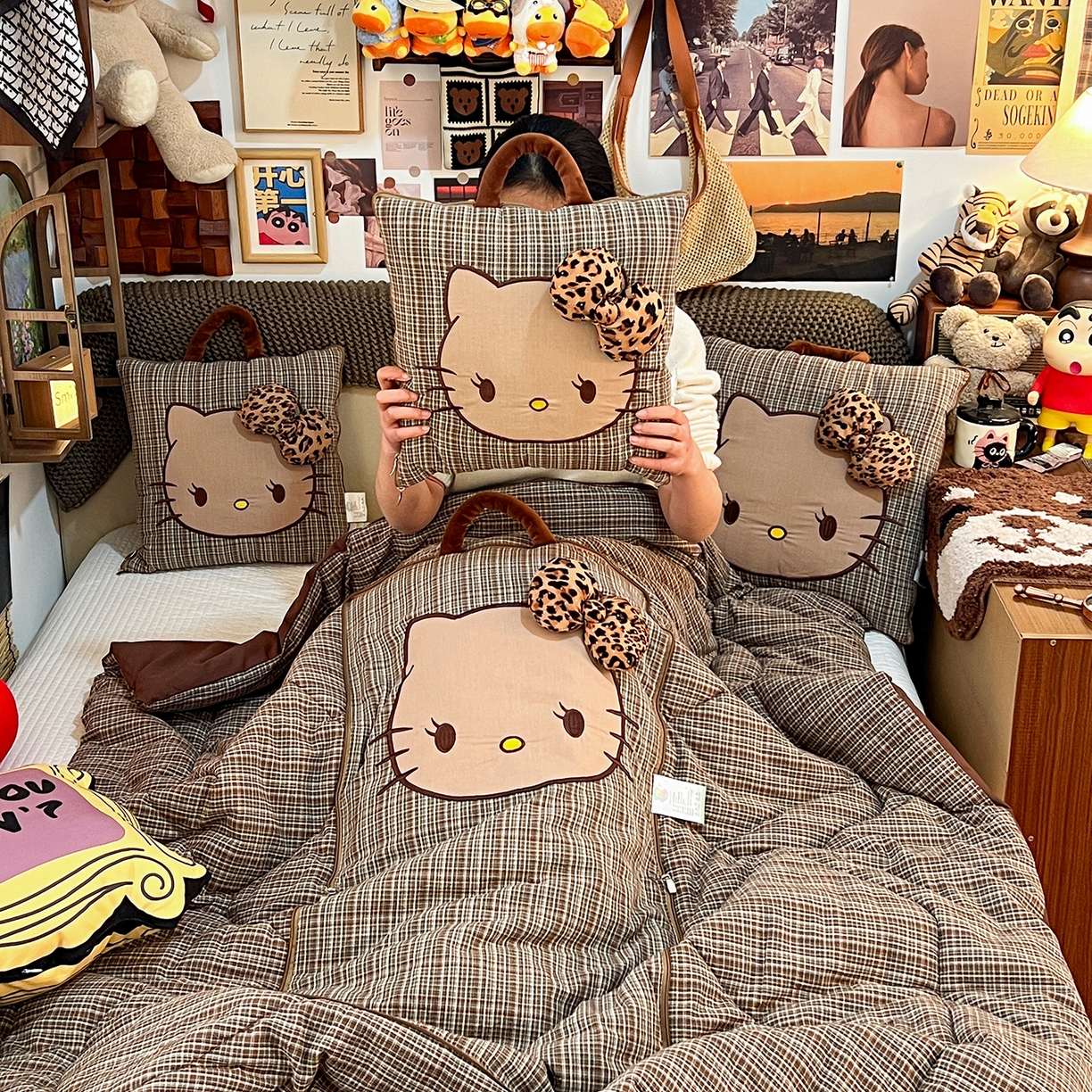 91家纺网 家纺一手货源 找家纺 古本家居 2026新款立体蝴蝶结全棉KT抱枕被 立体蝴蝶结全棉KT咖格