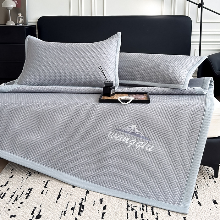 91家纺网 家纺一手货源 找家纺 人人爱家纺 2026新款冰豆豆刺绣软凉席 富士山-灰