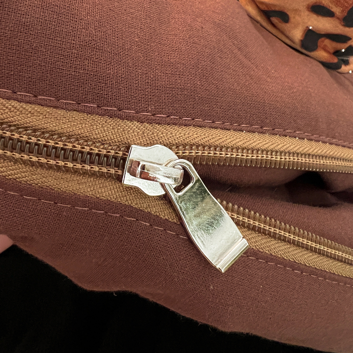 91家纺网 家纺一手货源 找家纺 古本家居 2026新款立体蝴蝶结全棉KT抱枕被 立体蝴蝶结全棉KT深咖