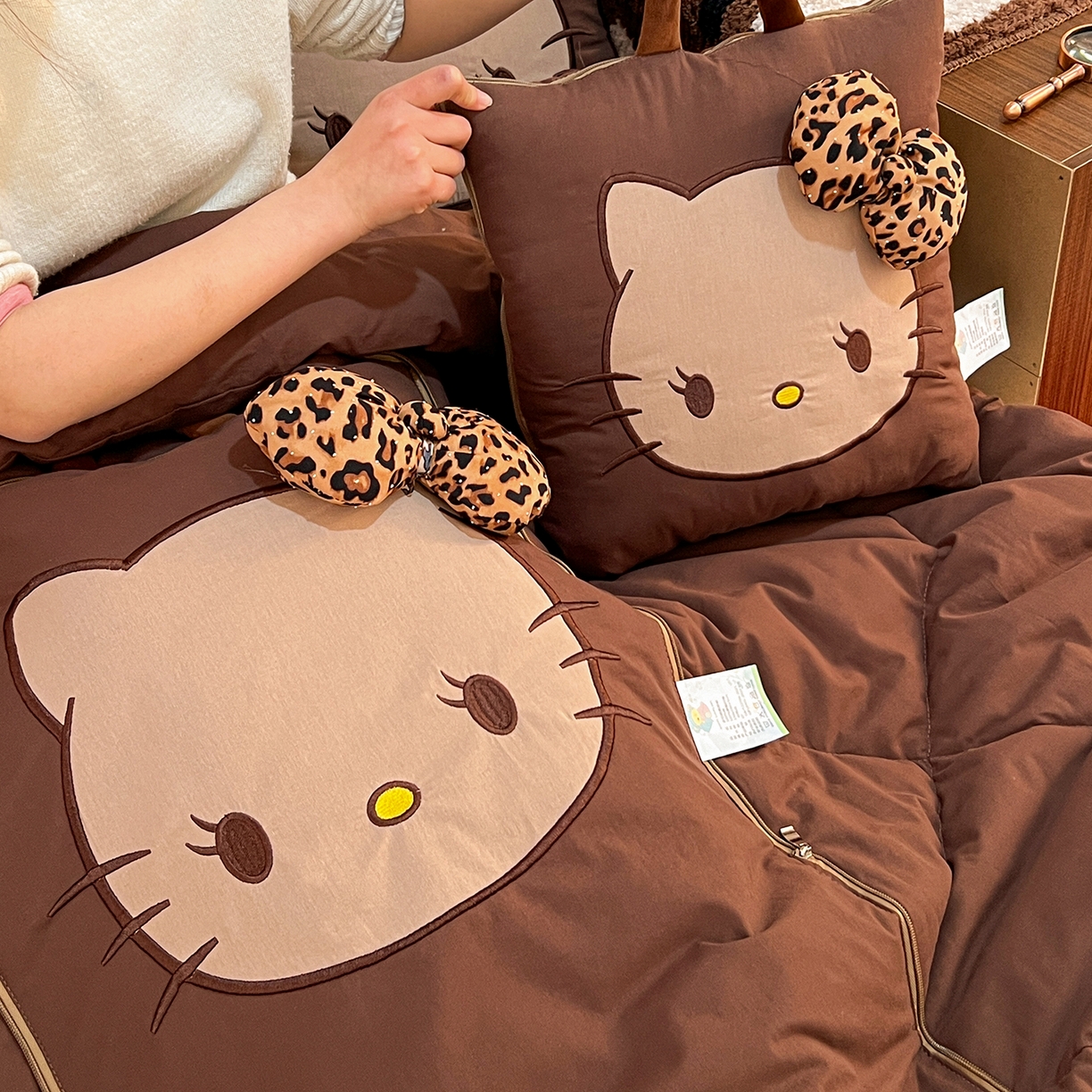 91家纺网 家纺一手货源 找家纺 古本家居 2026新款立体蝴蝶结全棉KT抱枕被 立体蝴蝶结全棉KT深咖