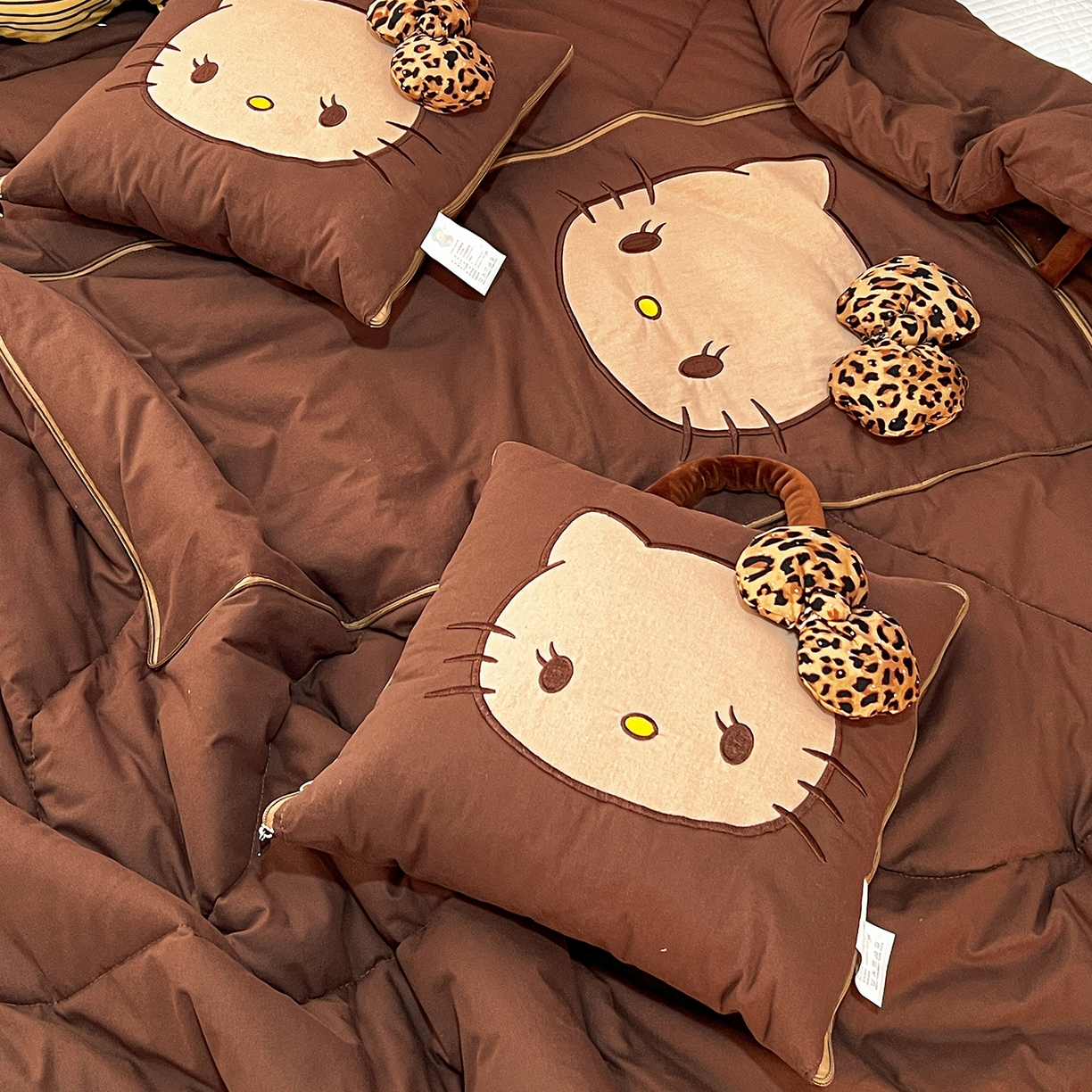 91家纺网 家纺一手货源 找家纺 古本家居 2026新款立体蝴蝶结全棉KT抱枕被 立体蝴蝶结全棉KT深咖