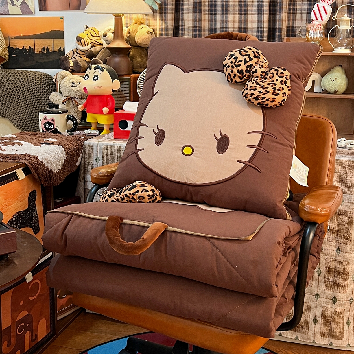 91家纺网 家纺一手货源 找家纺 古本家居 2026新款立体蝴蝶结全棉KT抱枕被 立体蝴蝶结全棉KT深咖